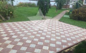 Как защитить тротуарную плитку от сорняков?